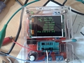 Zo'n transistortester is handig om de aansluiting te controleren. Gelukkig zijn er op internet van bijna alle componenten datasheets voor handen.